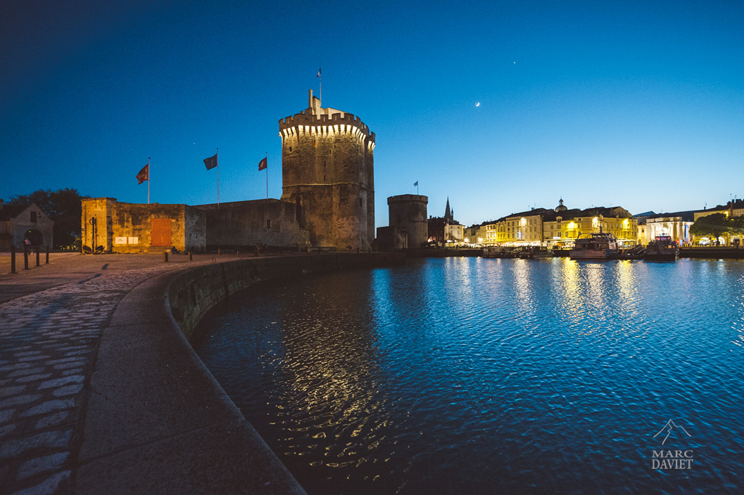 La Rochelle et son vieux port by night