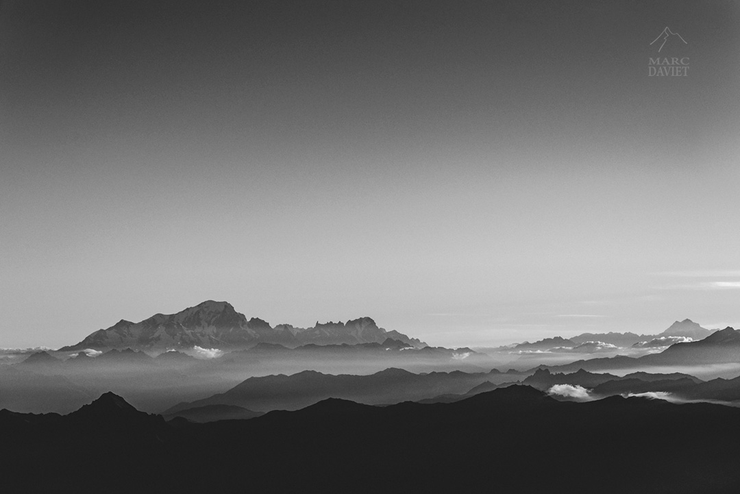 Lueurs matinales sur le Mont-Blanc depuis les Aiguilles d'Arves.