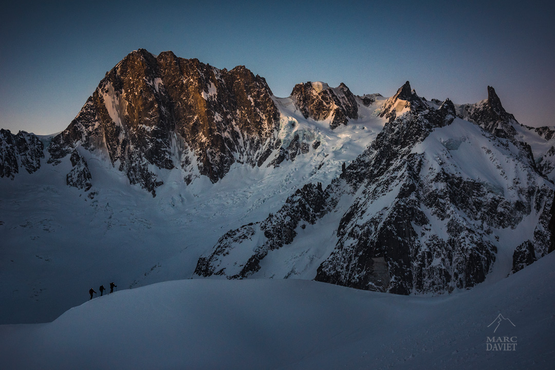 La magie du Massif du Mont-Blanc avec les premières lueurs sur les Grandes-Jorasses.