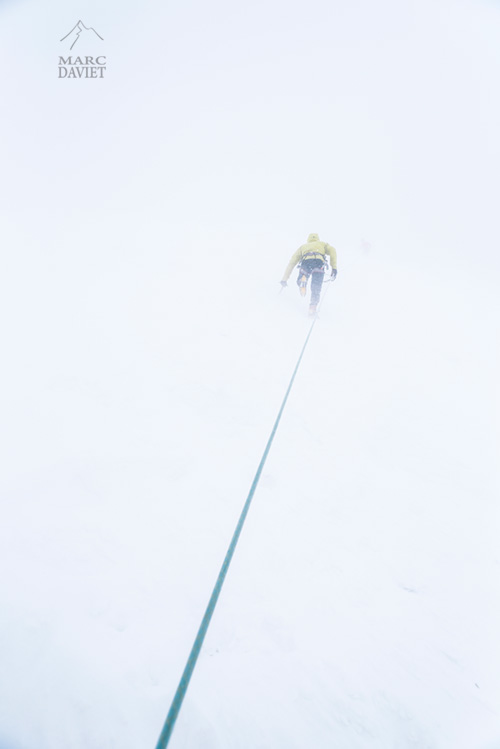 Photo d'un alpiniste dans la tempête.